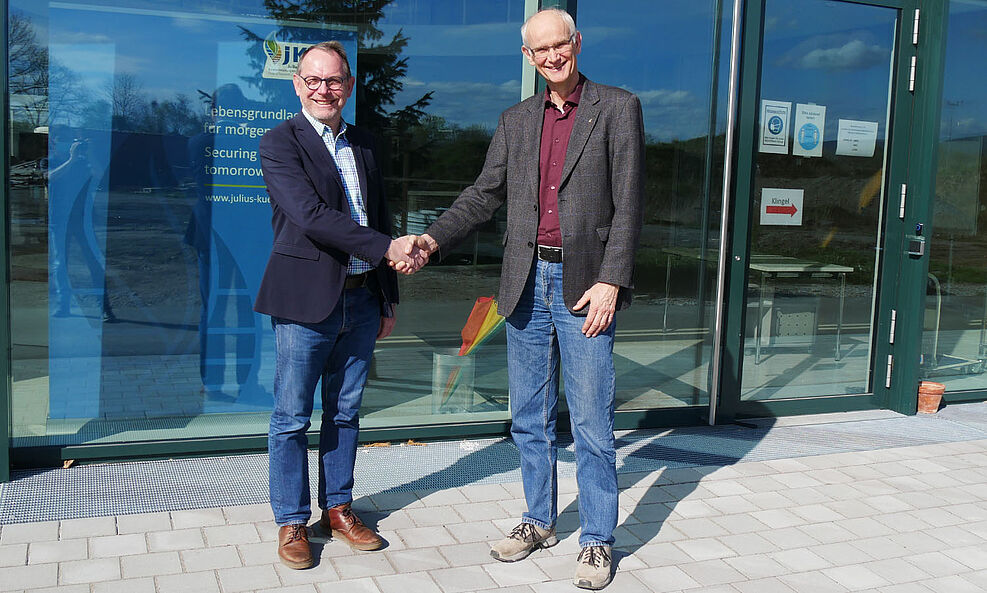 
	Prof. Dr. Johannes Jehle (links), Leiter des Fachinstituts für Biologischen Pflanzenschutz und Prof. Dr. Wilhelm Jelkmann, Leiter des Fachinstituts für Pflanzenschutz in Obst- und Weinbau, läuten die gemeinsame Standortnutzung ein. ©Faus/JKI
