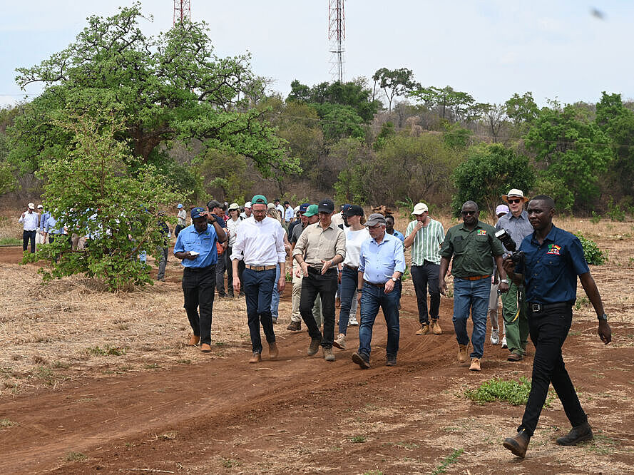 Visit to a field trial of the “German-Sambian Agricultural Training and Knowledge Center” (AKTC) with Federal Minister of Agriculture Cem Özdemir. Dr. Lukas Beule from the JKI is active in an advisory capacity at the training center. JKI President Ordon accompanied the delegation.