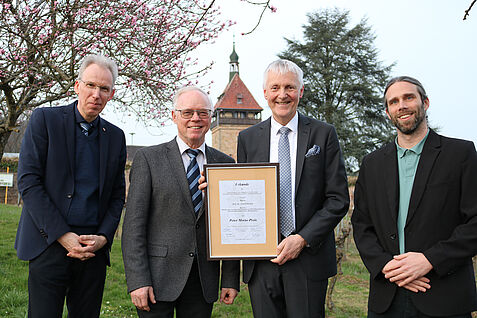 v.l. Dr. Andreas Kortekamp (Leitung DLR-Rheinpfalz und 2. Vorsitz GFF Rebenzüchtung), Dr. Reinhard Töpfer (Vorsitz GFF des Instituts für Rebenzüchtung Geilweilerhof e.V.), Peter-Morio-Preisträger 2026 Prof. Dr. Ulrich Fischer (DLR-RP) und Laudator Dr. Oliver Trapp (Leitung Institut für Rebenzüchtung des JKI).