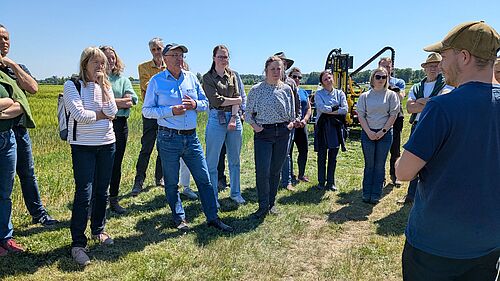 Besichtigung des Versuchsfeldes. ©Henrike Mielenz (JKI-PB)