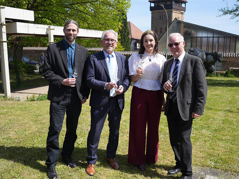 
	V. l. n. r.: Prof. Dr. Oliver Trapp (Leiter JKI-ZR), Prof. Dr. Frank Ordon (Präsident des JKI), Antonia Cölsch (Pfälzische Weinkönigin, Moderatorin der Veranstaltung) und Prof. Dr. Reinhard Töpfer (ehem. Leiter JKI-ZR). © Xiaorong Zheng/JKI
