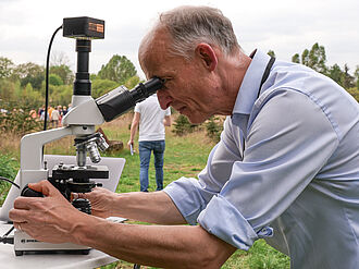 JKI-Nematologe Prof. Hallmann, schaut, welche Fadenwurmarten in der Bodenprobe vorkommen.