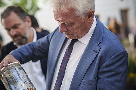 Bundesminister für Ernährung, Landwirtschaft und Heimat Alois Rainer am JKI-Stand. (Foto: BMLEH)