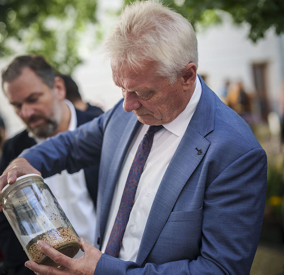 
	Bundesminister für Ernährung, Landwirtschaft und Heimat Alois Rainer am JKI-Stand. (Foto: BMLEH)
