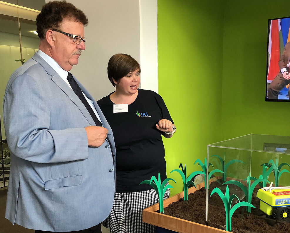 
	Der Parlamentarische Staatssekretär Hans-Joachim Fuchtel und Staatssekretär Dr. Hermann Onko Aeikens teilten ihre Gunst auf.
