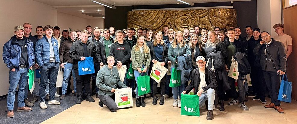 
	Studierende des Studiengangs Agrarökonomie der Hochschule Neubrandenburg am JKI Braunschweig-Messeweg. (© Patrizia Lauke/JKI)
