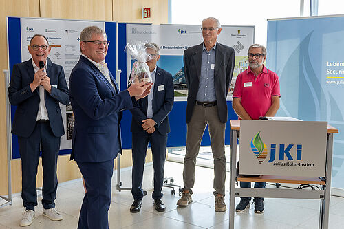 Ein besonderer Dank ging an den Beauftragten für Bauangelegenheiten am JKI - Dr. Holger Beer, an Prof. Dr. Wilhelm Jelkmann (Institutsleitung OW und Leitung des Fachgebietes „Virologie“ bis 31.07.2023), an Dieter Herrmann (früherer Referatsleiter Hochbauamt Heidelberg) und an Frau Kaiser (ehem. JKI, im Bild verdeckt). © Sebastian Faus/JKI