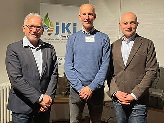 v.l. JKI-Präsident Prof. Dr. Frank Ordon, JKI-Fachninstitutsleiter Prof. Dr. Johannes Hallmann und Dr. Stefan Malorny, leiter des Dezernats für Kultur und Wissenschaft der Stadt Brausnchweig bei der Abschlussveranstaltung des ersten Braunschweiger Kühn-und-Klug-Wissensladens. Foto: Sarah Barnert/JKI