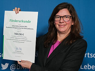 BMEL-Staatssekretärin Dr. Ophelia Nick überreichte den Förderbescheid an das JKI als Projektkoordinator online. © S. Framke/BMEL