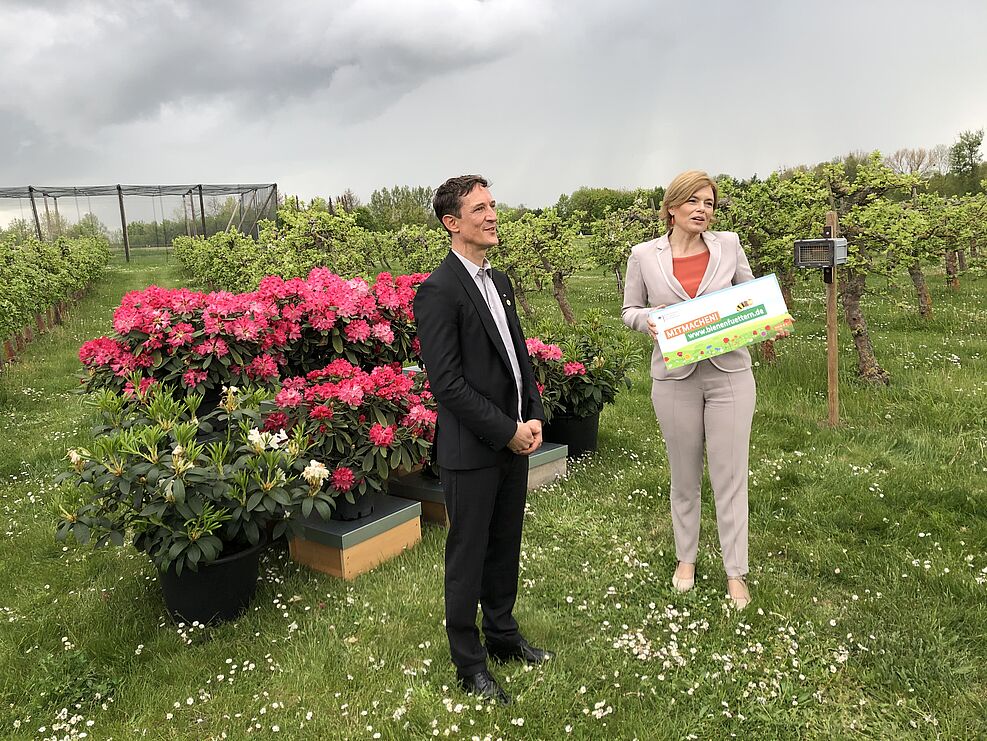 
	Bundeslandwirtschaftsministerin Klöckner  macht zusammen mit dem Leiter des JKI-Instituts für Bienenschutz Dr. jens Pistorius auf die BMEL-Aktion "Bienen füttern" aufmerksam. © S. Hahn/JKI
