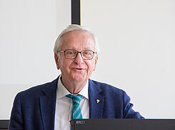 Für den wissenschaftlichen Beirat sprach Prof. Bernward Märländer, ein langjähriger Forschungskooperationspartner, der über gemeinsame Erlebnisse resümierte.