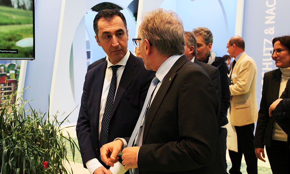 
	Prof. Dr. Ordon übernimmt für Landwirtschaftsminister Cem Özdemir die Einleitung in die JKI-Forschungsthemen am IGW-Stand des JKI. ©Leefken/JKI
