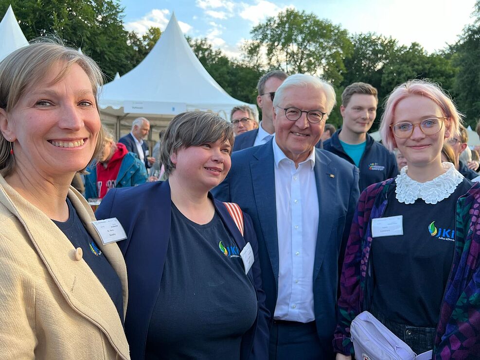 
	Beim Abendempfang nahm sich Bundespräsident Frank Steinmeier die Zeit mit den Kolleginnen zu posieren. (V.l.n.r: Dr. Nora Roesky, Stefahnie Hahn, Laura Lewerenz)
