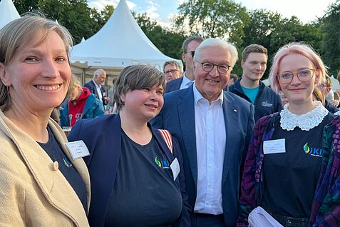 Beim Abendempfang nahm sich Bundespräsident Frank Steinmeier die Zeit mit den Kolleginnen zu posieren. (V.l.n.r: Dr. Nora Roesky, Stefahnie Hahn, Laura Lewerenz)