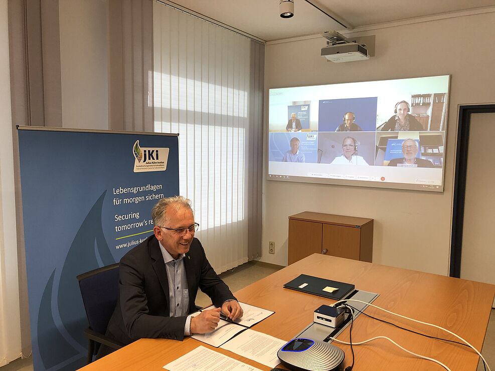 
	Videokonferenz anlässlich der Unterzeichnung des Kooperationsvertrags zwischen dem Helmholtz-Zentrum für Umweltforschung Halle-Leipzig und dem Julius Kühn-Institut (JKI) Quedlinburg am17.5.2021. © S. Hahn/JKI
