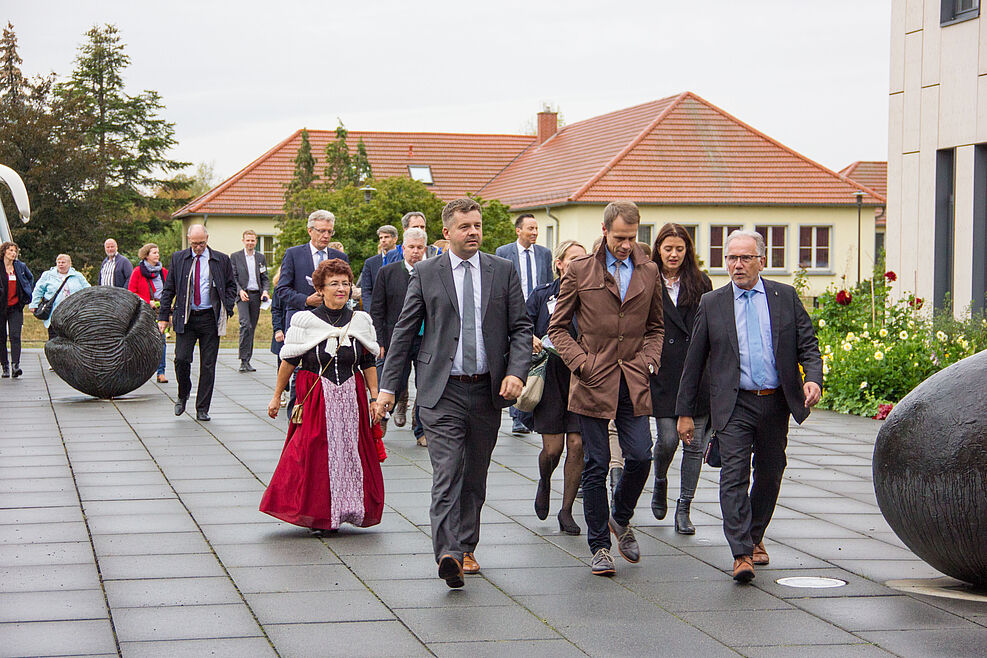 
	JKI-Präsident Prof. Frank Ordon (rechts) empfängt die von Sachsen-Anhalts Landwirtschaftsminister Sven Schulze (MItte) angeführte Delegation der Agrarministerkonferenz am JKI-Hauptsitz in Quedlinburg. ©Johannes Kaufmann/JKI
