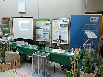 Der JKI-Infostand zeigte eindrucksvoll, welche Eigenschaften pflanzengenetische Ressourcen bieten, um unsere Kulturpflanzen an globale Herausforderungen wie Klimawandel und Ernährungssicherheit anzupassen. © René Kaiser/JKI