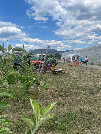 Maschinen-Show zur Versuchsfeldtechnik. © Sarah Barnert/JKI