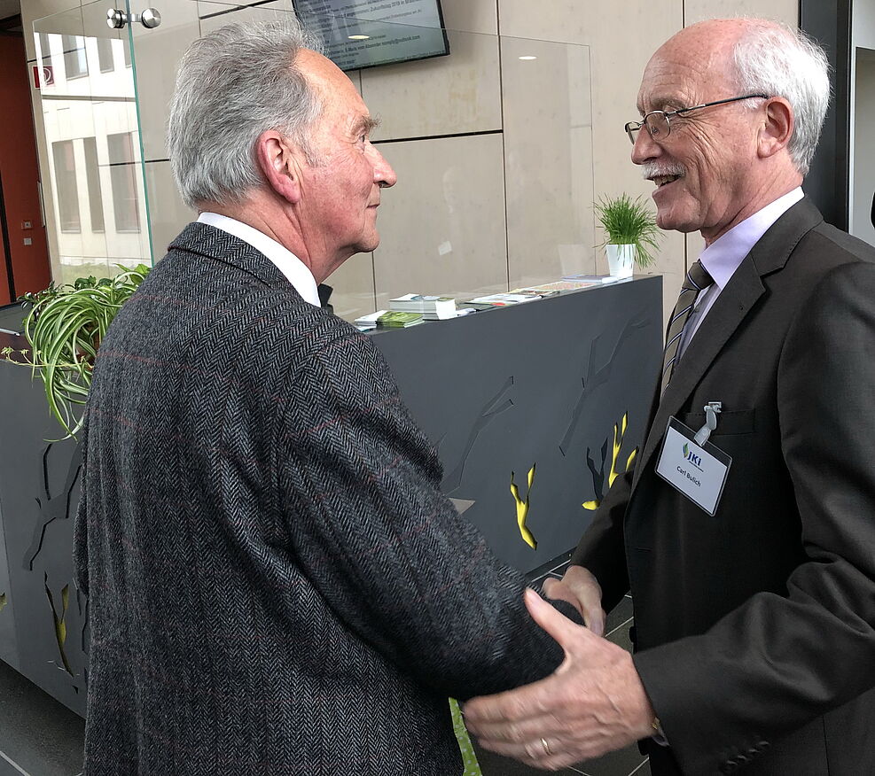 
	Carl Bulich vom Züchterverband BDP gratuliert Neumann © Hahn/JKI
