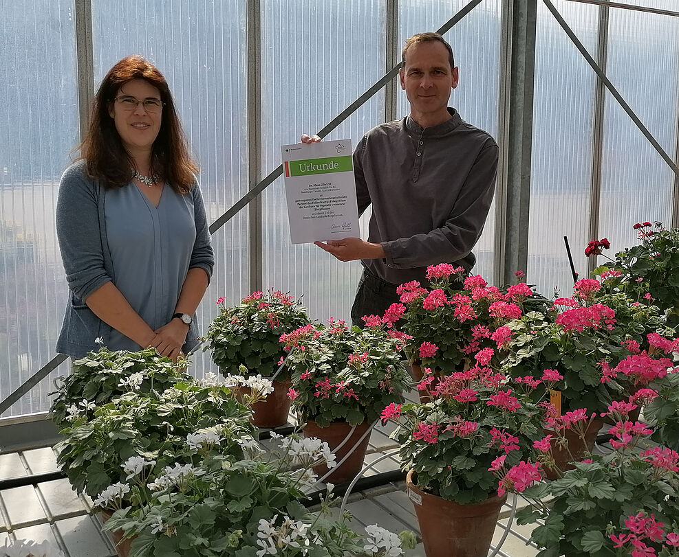 
	Katja Näthke (links, BSA) überreichte dem gattungsspezifischen sammlungshaltenden Partner Dr. Klaus Olbricht die Urkunde der Deutschen Genbank Zierpflanzen (c) S. Plaschil/JKI
