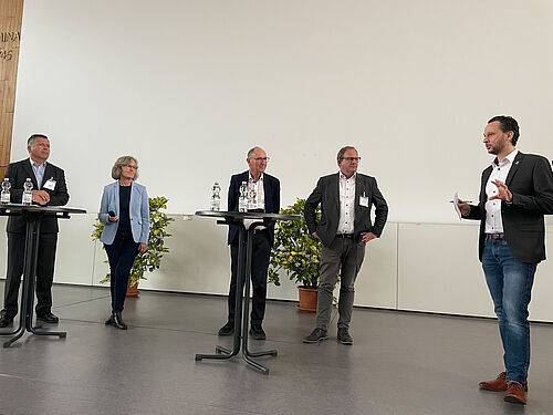 Johannes Kaufmann (rechts) Wissenschaftsredakteur bei der Brausnchweiger Zeitung moderierte die Plenumsdiakussio zum Thema „Pflanzenschutz im System denken", bei der Landwirt Maximilian Hardegg, JKI-Expertin Dr. Hella Kehlenbeck, der renommierte Ökolandbauforscher Prof. Dr. Urs Niggli und DLG-Geschäftsführer Dr. Lothar Hövelmann zum Schluss kamen, dass nachhaltiger Pflanzenschutz kann nur gelingen, wenn Forschung, Praxis und Gesellschaft noch stärker zusammenarbeiten. © S. Barnert/JKI