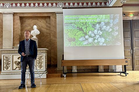 Antrittsvorlesungen von Henrik Hartmann an der Uni Göttingen. Sein Thema: „Waldschutz im Klimawandel – schützen wir den Wald vor sich selbst?“