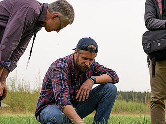 JKI-Forschungskoordinator Dr. Holger Beer (l.) begutachtet mit Benedikt Bösel den organisch gedüngten Weizenbestand.