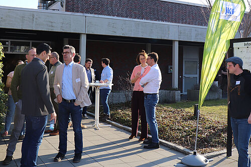 Gäste draußen in Braunschweig im Gespräch