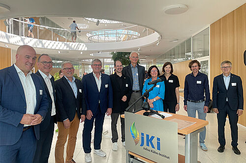 Die Übergabe erfolgte im Beisein zahlreicher Ehrengäste. V.l.n.r.: David Faulhaber (Bürgermeister von Dossenheim), Prof. Dr. Johannes Jehle (BI), JKI-Präsident Prof. Dr. Frank Ordon, Prof. Dr. Jürgen Gross (OW), Torben Weber - Projektverantwortlicher für das JKI in Dossenheim (BundesImmobilien (BImA)), Prof. Dr. Wilhelm Jelkmann (Institutsleitung OW und Leitung des Fachgebietes „Virologie“ bis 31.07.2023), Baudirektorin Wiebke Küpper (Bundesbau Baden-Württemberg), Architektin Carola Hellmuth (Staatliches Hochbauamt Heidelberg), Architekt Hannes Linder (hotz + architekten) und der Beauftragte für Bauangelegenheiten am JKI Dr. Holger Beer. © Sarah Barnert/JKI