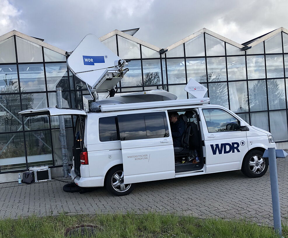 
	Ü-Wagen des WDR vor JKI Gewächshaus Quedlinburg für Life-Schalte in die ARD-Sendung "live nach 9" © S. Hahn/JKI
