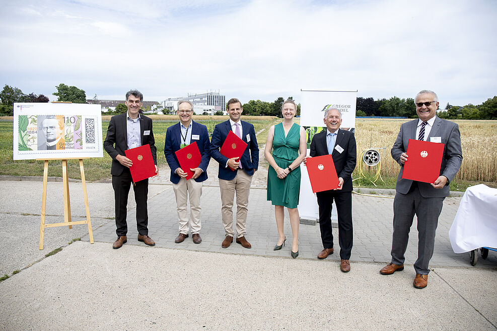 
	Die Staatssekretärin des Bundesfinanzministeriums  Prof. Dr. Luise Hölscher (mittig) umringt von den Repräsentanten der Pflanzenforschungseinrichtungen (JKI und BSA) und Züchterverbänden, die eines der Alben mit Sonderbriefmarken zum 200. Geburtstag von Gregor Mendel erhalten haben. © J. Zappner/Gregor Mendel Stiftung
