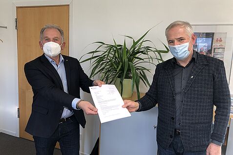 JKI-Präsident Prof. Dr. Frank Ordon (l.) überreicht Dr. Frank Marthe am 23.11.21 die Ernennungsurkunde als neuer Leiter des Fachinstituts für Züchtungsforschung an gartenbaulichen Kulturen. © S. Hahn/JKI